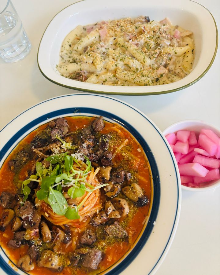 토마토 스테이크 파스타와 크림 파스타가 먹음직스럽게 담겨 나온 모습