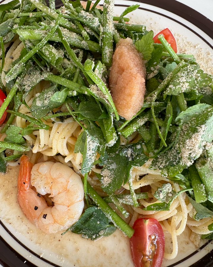 싱싱한 루꼴라와 통통한 새우, 명란이 조화로운 파스타