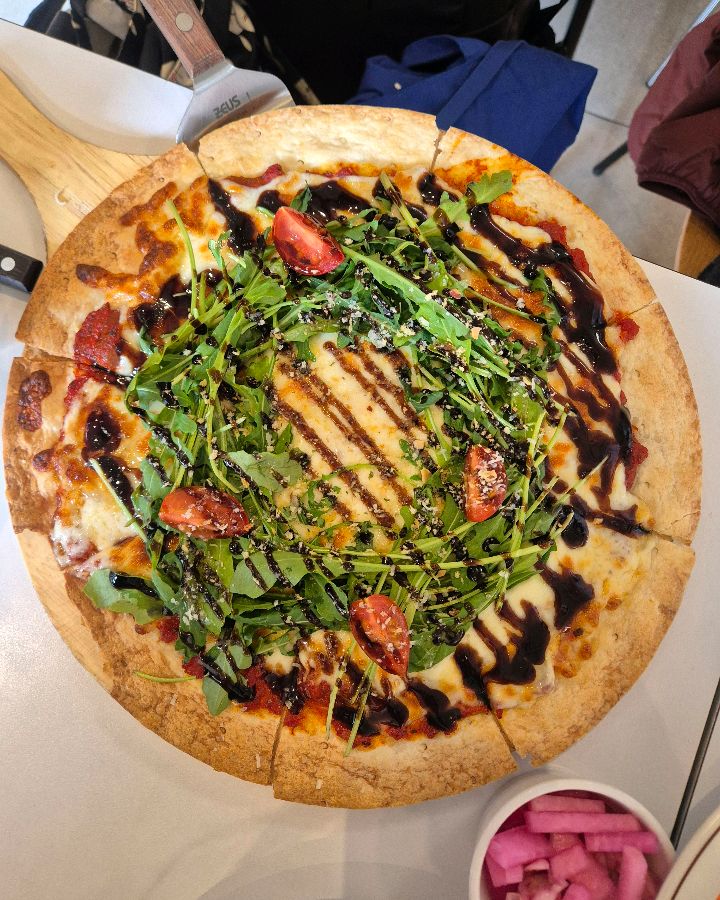 루꼴라가 듬뿍 올라간 먹음직스러운 피자