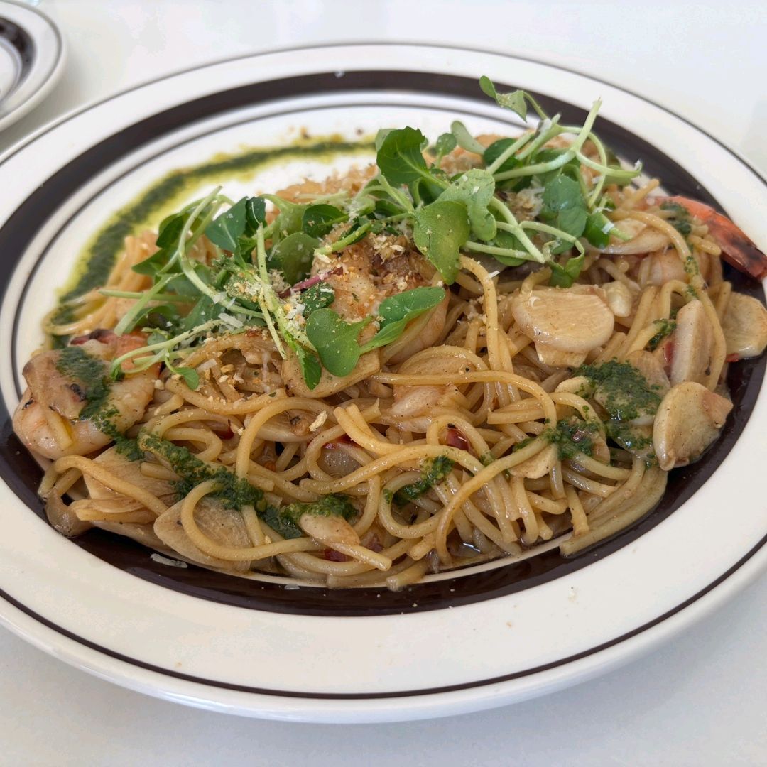 향긋한 바질 페스토가 매력적인 오일 파스타