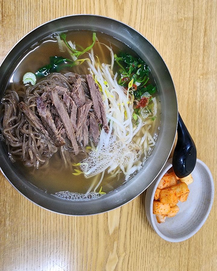 다시식당 온소바, 따뜻한 국물과 고기 고명이 조화롭다.