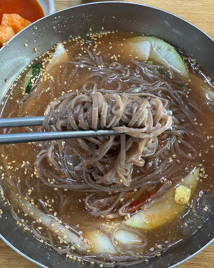 젓가락으로 집어 올린 다시식당 온소바 면발, 쫄깃함이 느껴진다.
