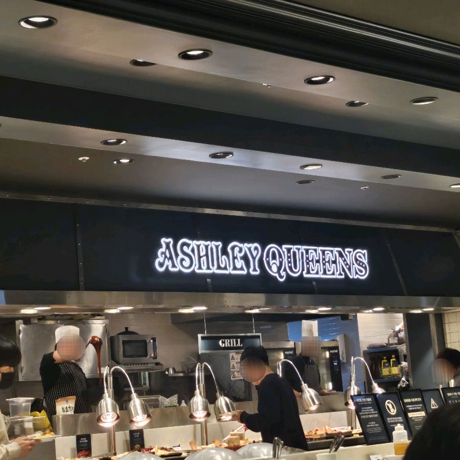 애슐리퀸즈 간판이 밝게 빛나는 모습