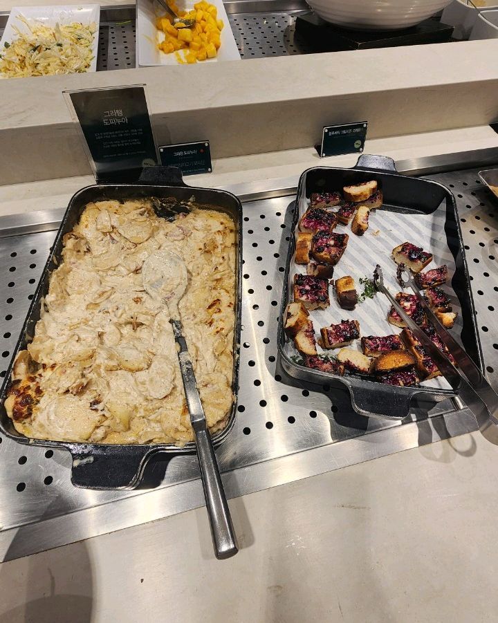 먹음직스러운 그라탱과 브루스케타