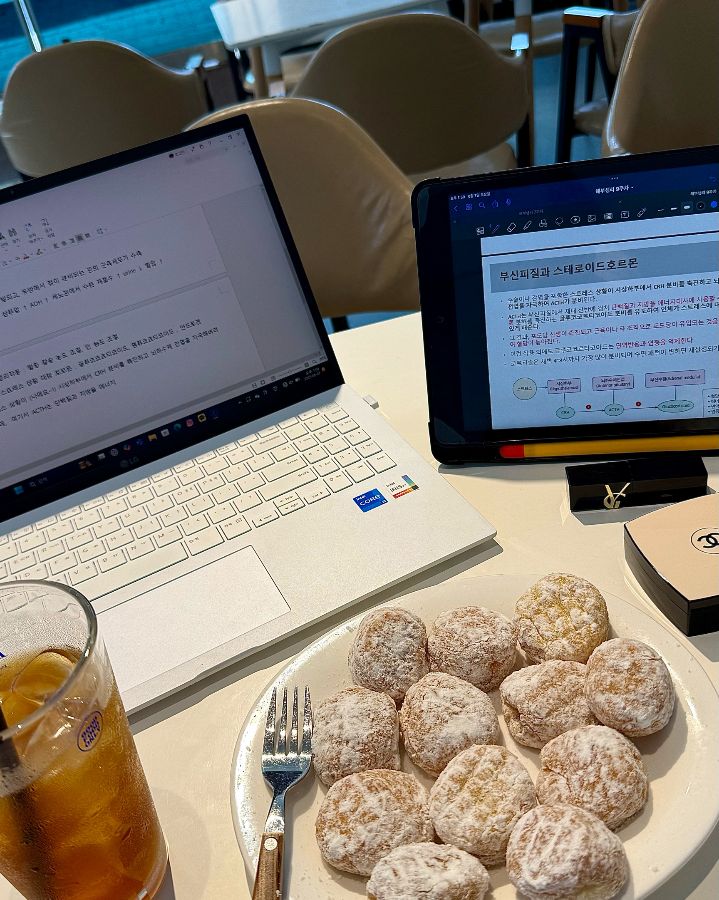 먼치킨 도넛과 아이스 티