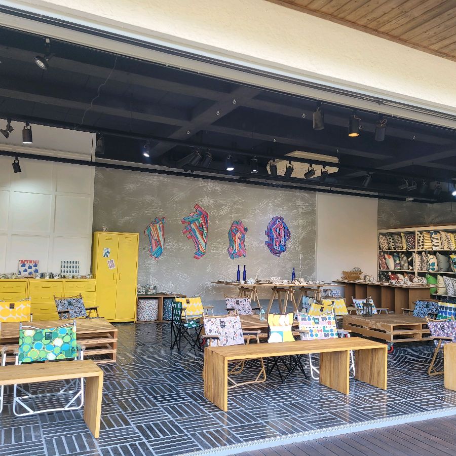 에다소소 내부 전경, 다양한 디자인의 테이블과 의자가 놓여있다.