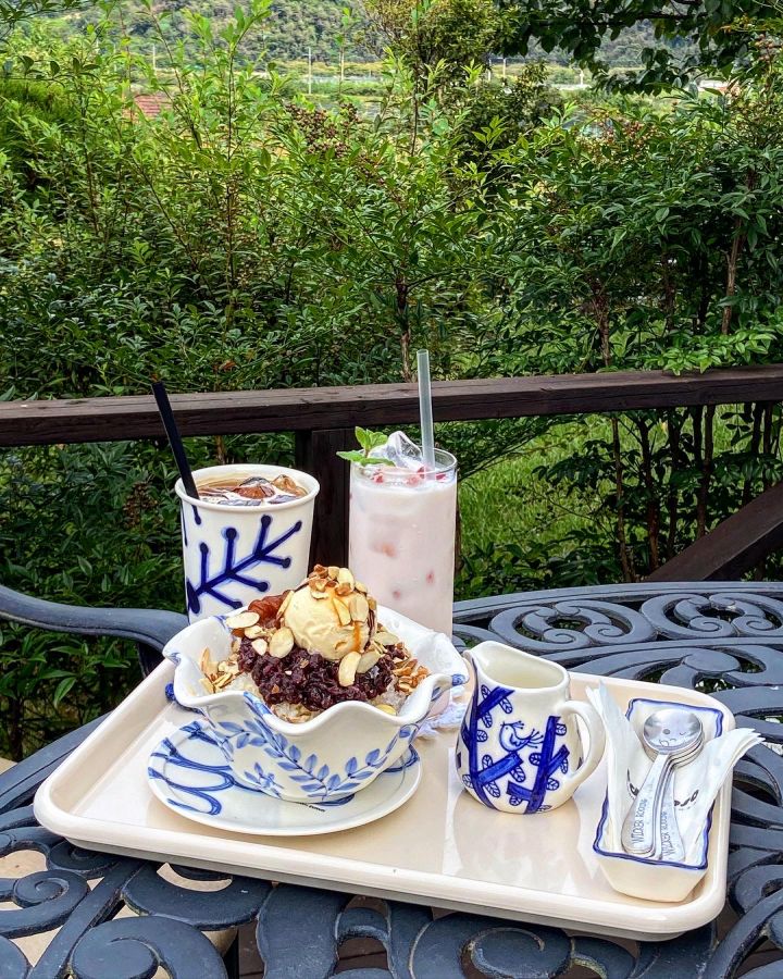 에다소소 팥빙수와 음료, 아름다운 도자기 그릇에 담겨 나온 모습이 인상적이다.