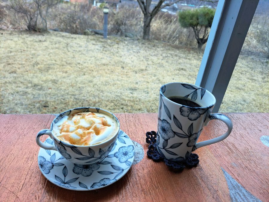 에다소소 커피, 아름다운 도자기 컵에 담겨 제공된다.