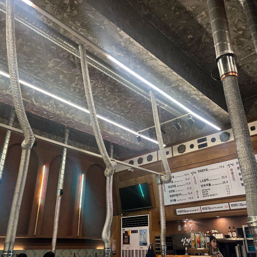 식껍 안산고잔점의 천장과 환풍시설