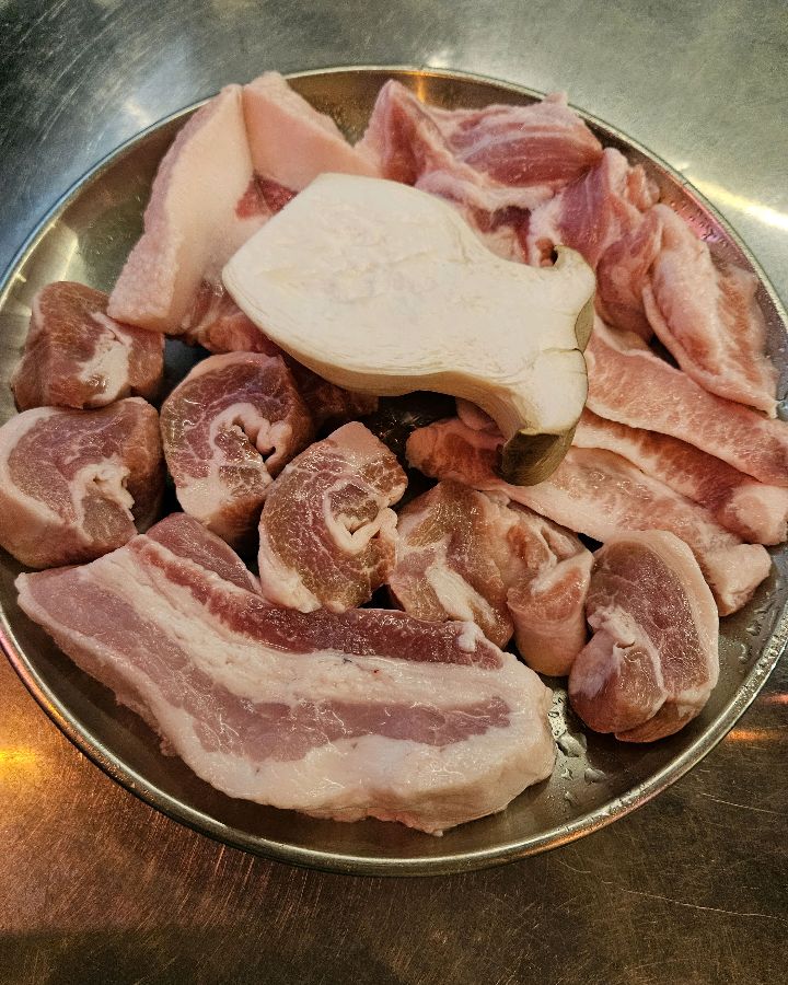 신선한 돼지고기 모듬