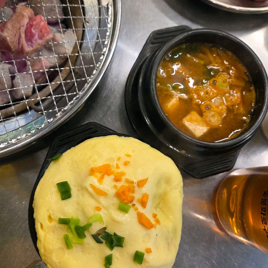 기본으로 제공되는 계란찜과 된장찌개