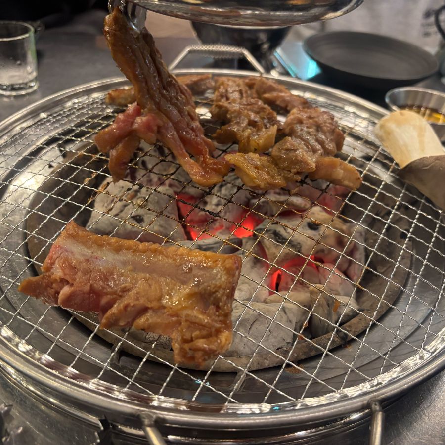숯불 위에서 구워지는 양념갈비