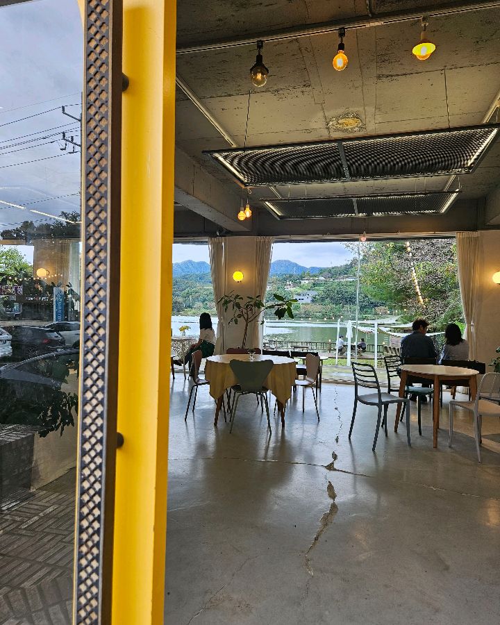 카페 내부에서 바라본 북한강의 아름다운 풍경