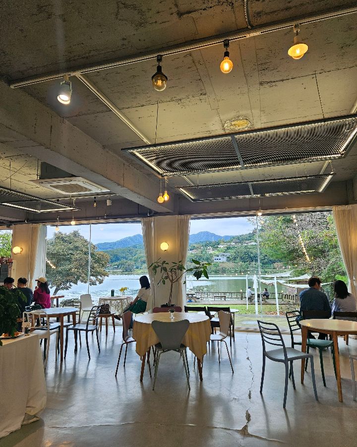 테이블 간 간격이 넓어 편안한 대화를 즐길 수 있는 카페 내부