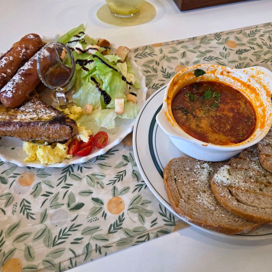 프렌치 토스트 브런치와 치즈 토마토 스튜의 조화로운 모습