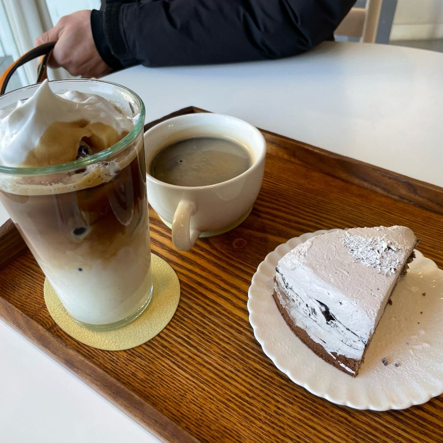 무르 크림 라떼와 디저트의 완벽한 조화