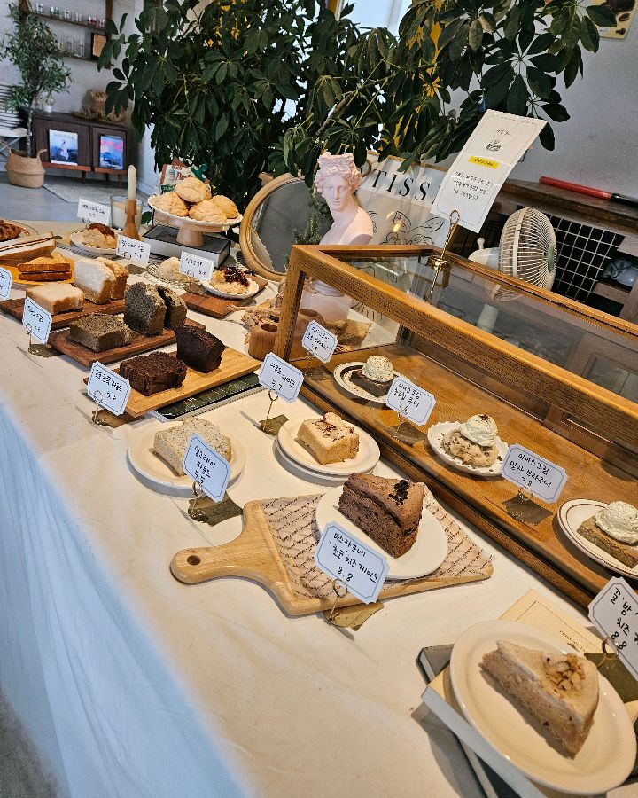 다양한 종류의 디저트가 진열된 쇼케이스