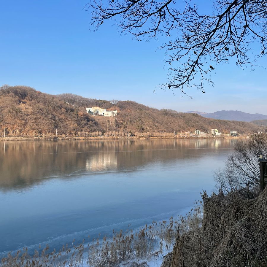 카페에서 바라본 겨울 북한강의 아름다운 풍경