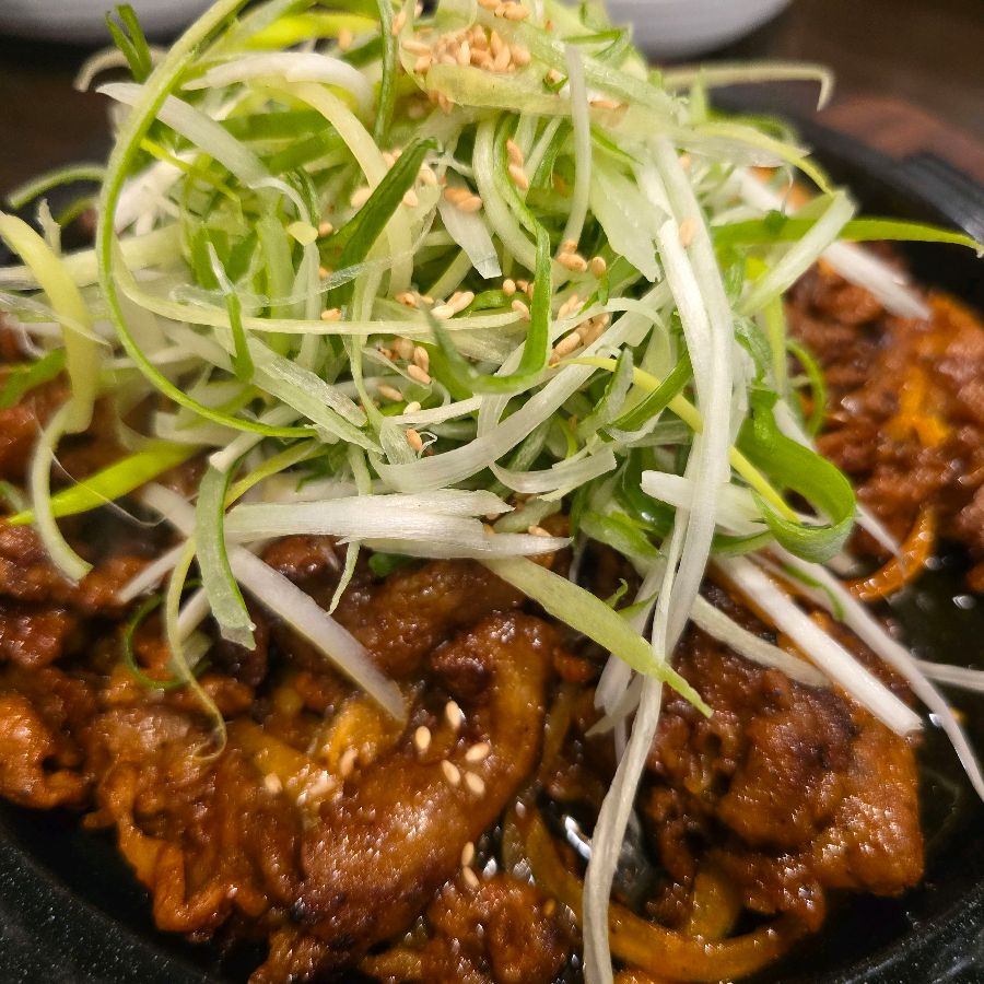 파채가 듬뿍 올려진 돼지 불고기의 모습