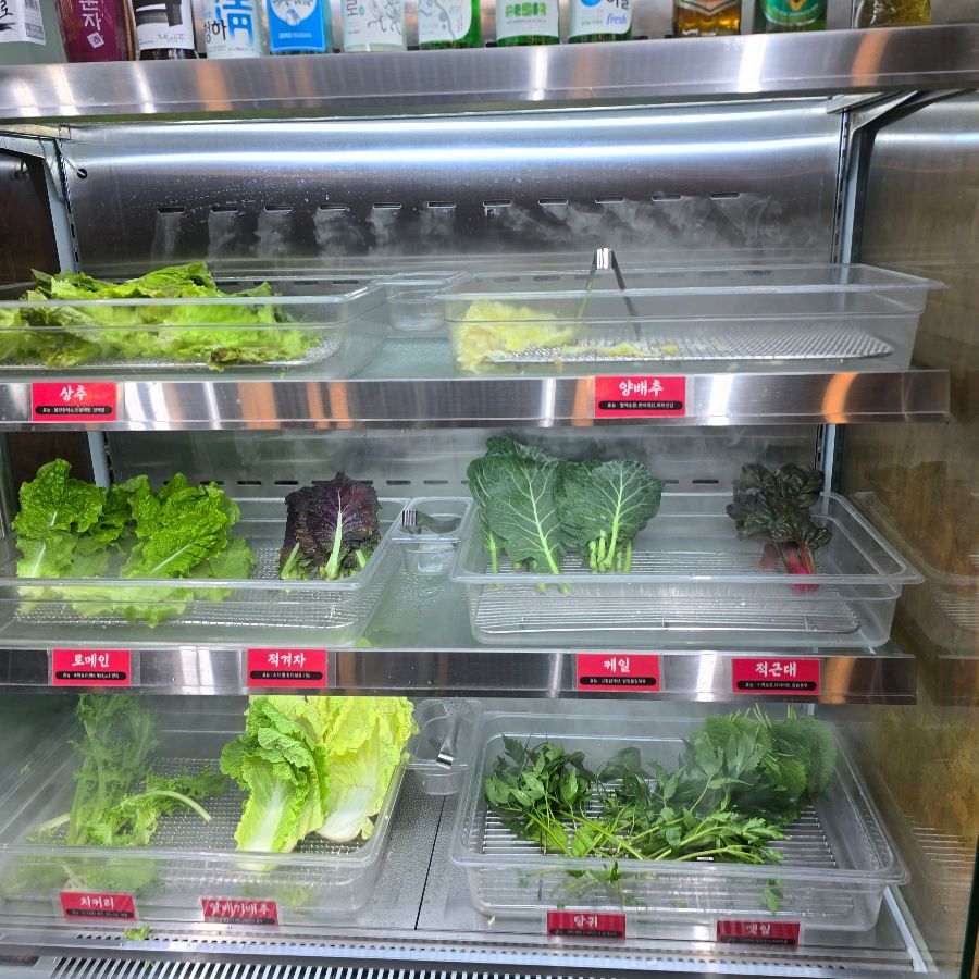 신선한 쌈 채소가 가득한 셀프바