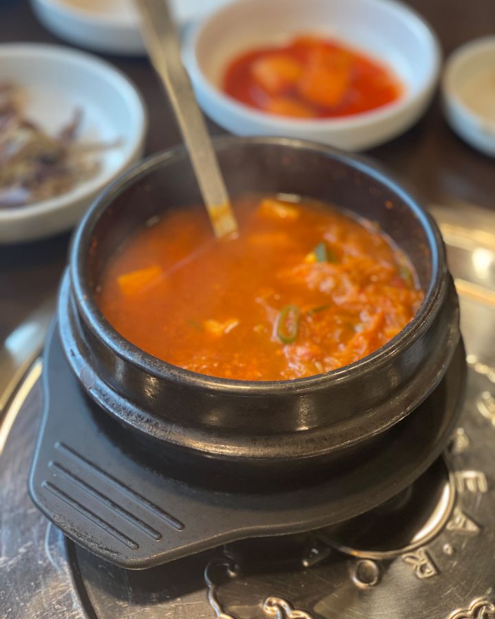 보글보글 끓는 김치찌개의 모습