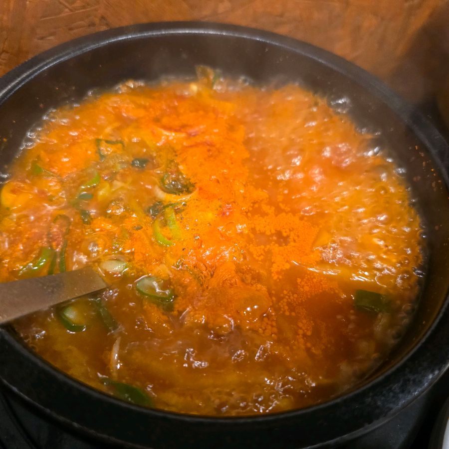 뚝배기에 담겨 나오는 김치찌개