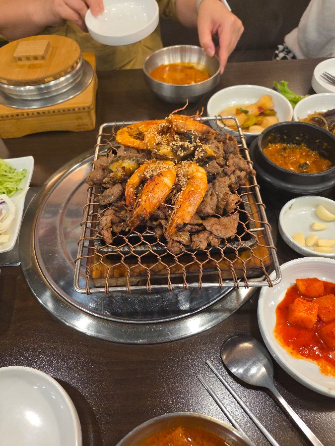 불고기와 함께 구워지는 새우와 전복