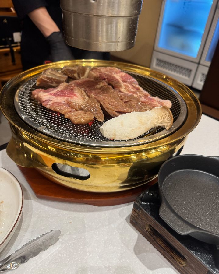 참숯 위에서 구워지는 돼지갈비