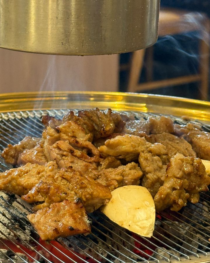 숯불 위에서 익어가는 돼지갈비