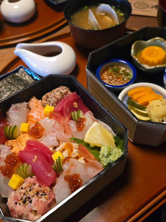 눈으로 즐기고 입으로 음미하는 카이센동의 향연