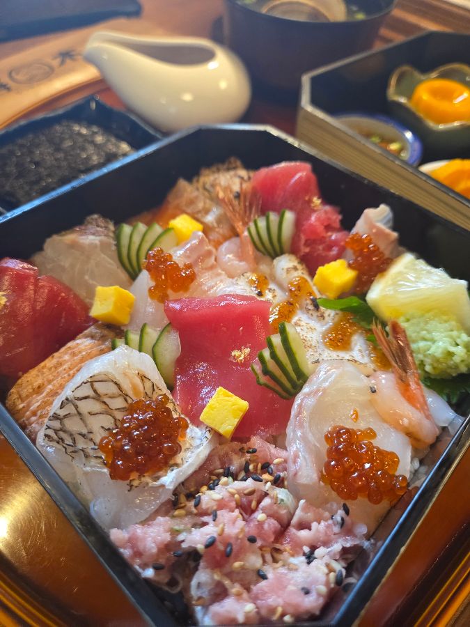 다채로운 색감과 신선함이 가득한 카이센동