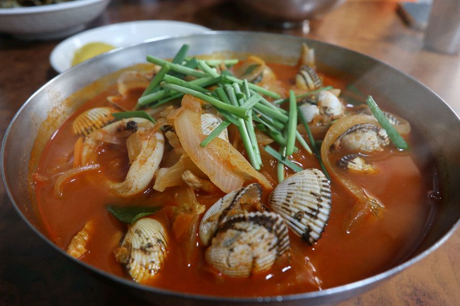 푸짐한 꼬막이 인상적인 꼬막짬뽕