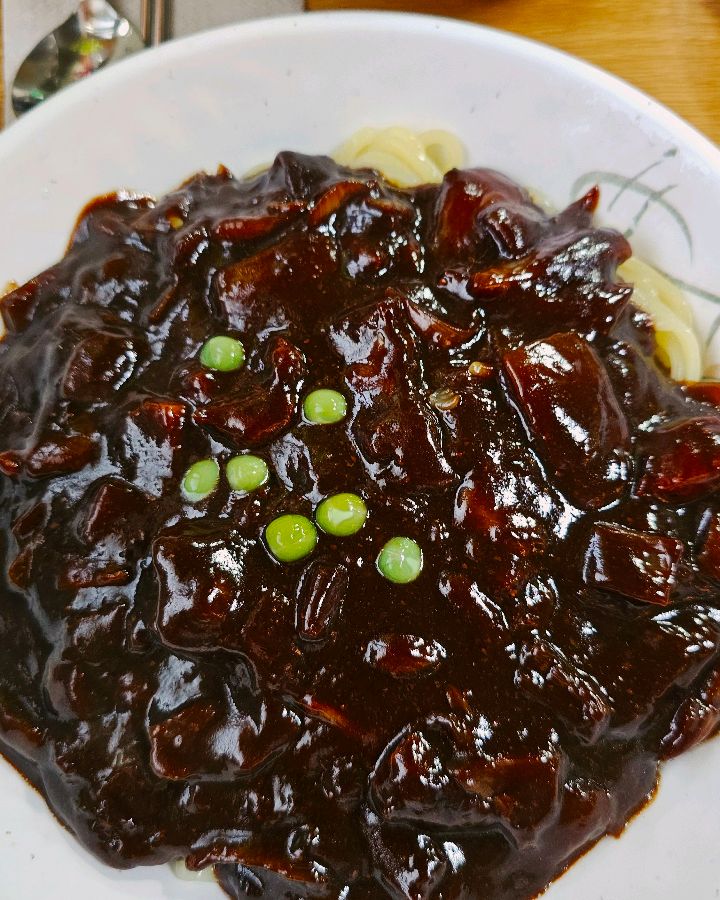 윤기가 흐르는 짜장면