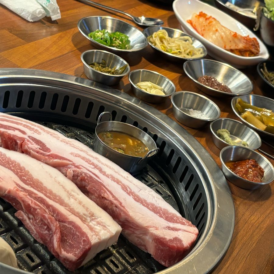 다채로운 곁들임 반찬들이 육정사의 풍성한 테이블을 채워줍니다.