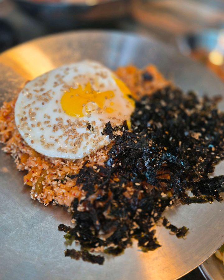 고소한 김가루와 반숙 계란이 올라간 김치볶음밥