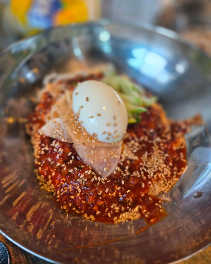 매콤달콤한 양념이 돋보이는 비빔면