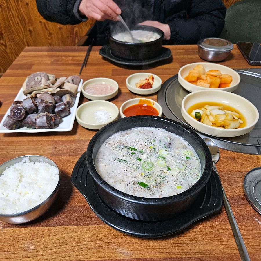 순대국밥과 모듬순대 한상차림