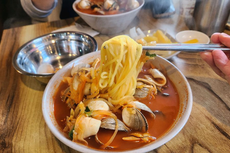 젓가락으로 면을 들어올리는 모습