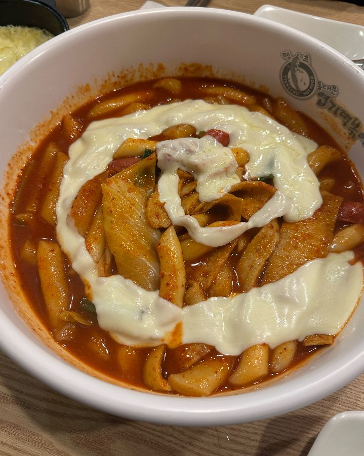 치즈가 듬뿍 올려진 엽기떡볶이의 매혹적인 비주얼