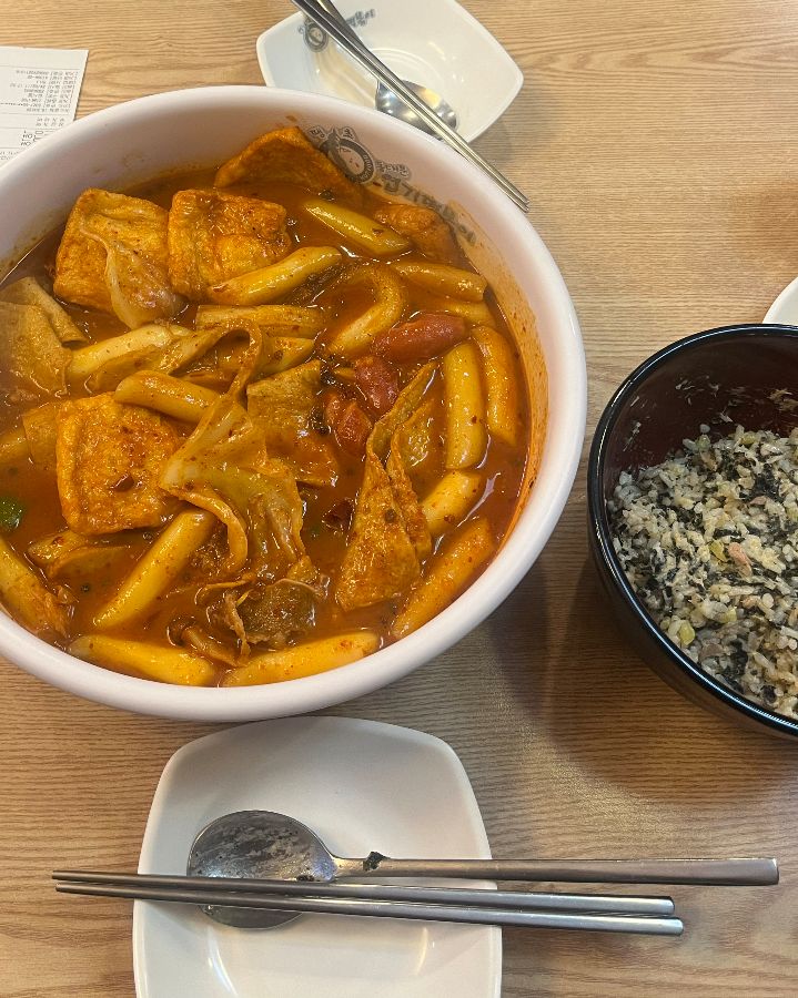 엽기떡볶이와 참치마요 주먹밥의 완벽한 조합