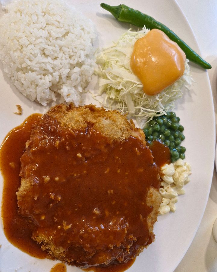 소스가 듬뿍 뿌려진 돈까스와 곁들임 메뉴들의 조화