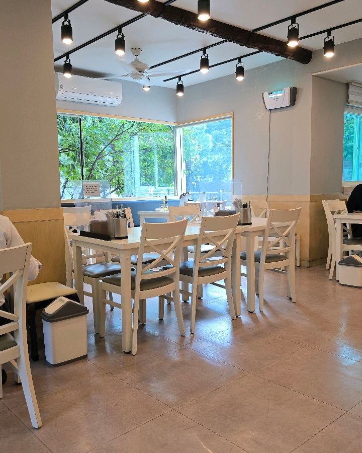 밝고 깔끔한 분위기의 식당 내부