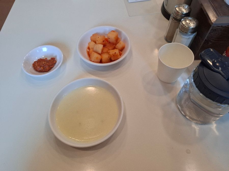 식전 스프와 깍두기, 쌈장의 모습