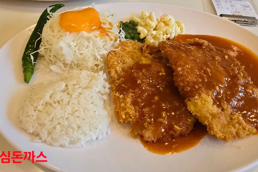 돈까스와 치킨까스가 나란히 담긴 모습
