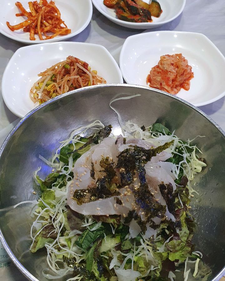 신선한 회가 듬뿍 올라간 회덮밥