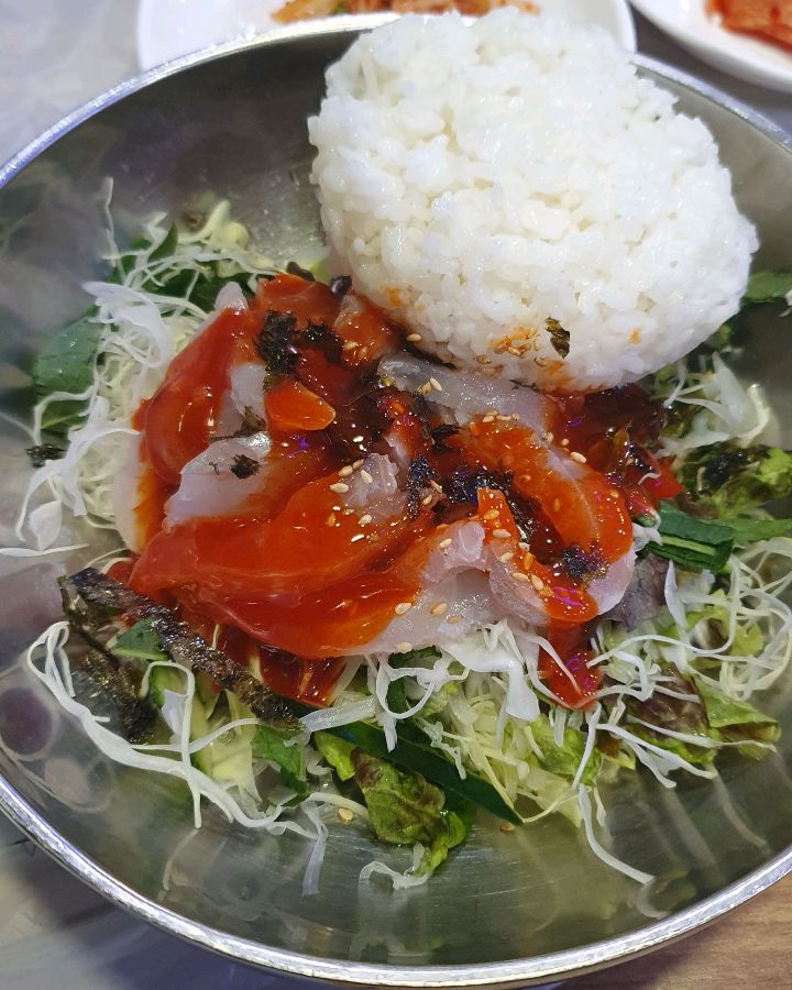 매콤한 초장이 뿌려진 회덮밥