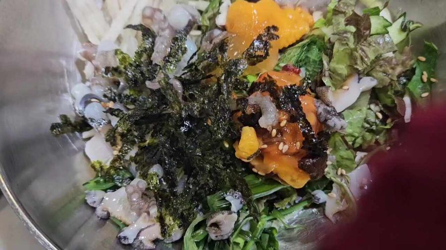 다채로운 해산물이 들어간 물회