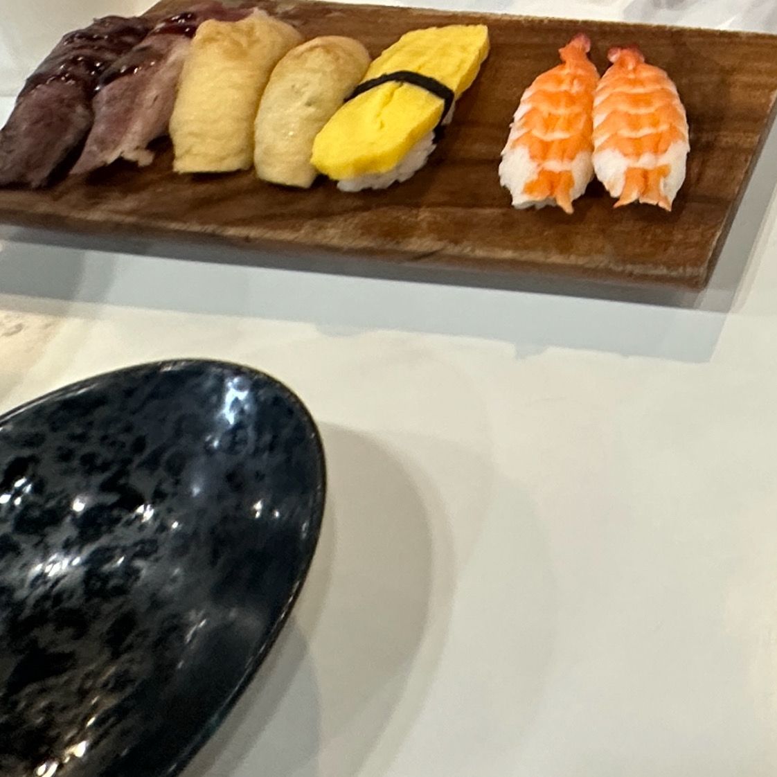 곁들임으로 제공되는 다양한 스시