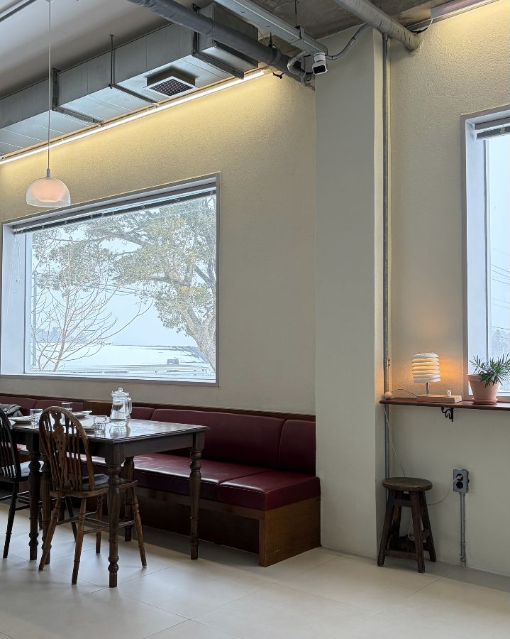 따뜻한 햇살이 들어오는 아늑한 레이식당의 내부 모습
