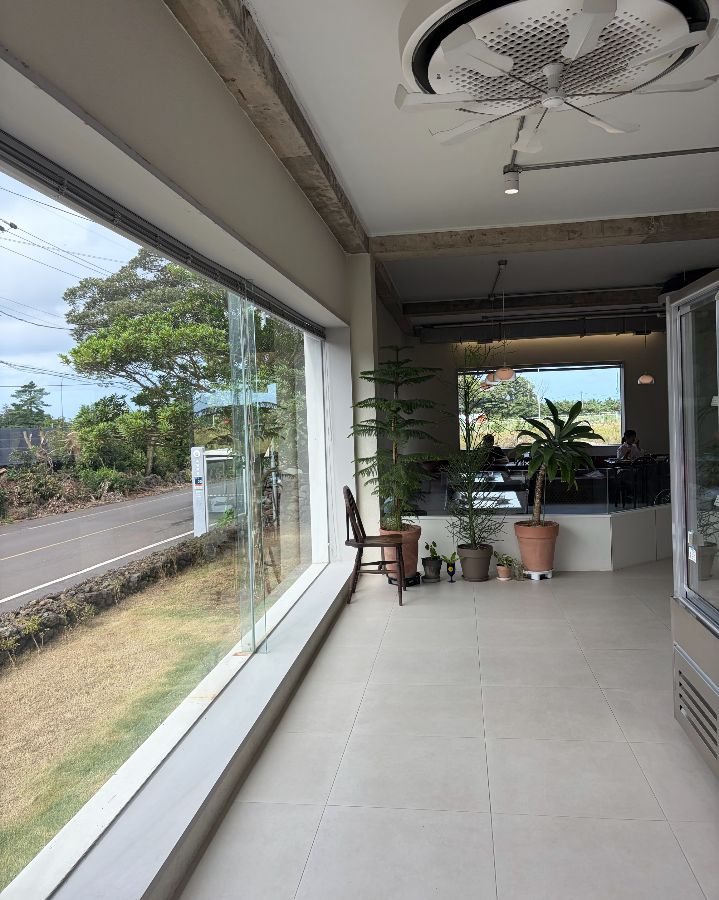 레이식당 통창으로 보이는 제주 풍경